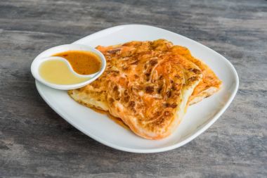 Indian Roti Prata yoğunlaştırılmış süt ve köri sosu ile