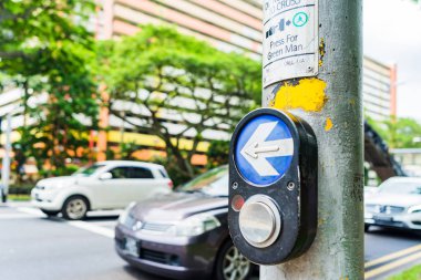 Trafik ışığı ve araçların arka planda düğmesini.