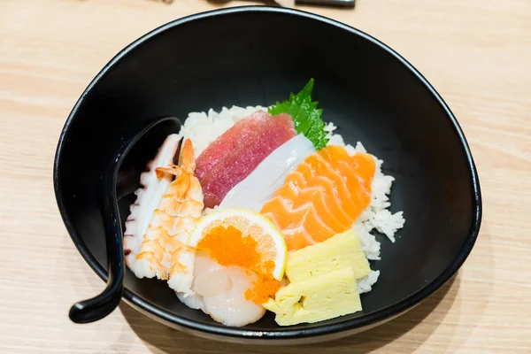 Chirashi Sushi tigela com camarão de atum salmão servido com Wasabi — Fotografia de Stock