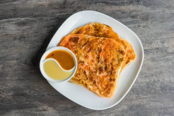Indian Roti Prata yoğunlaştırılmış süt ve köri sosu ile