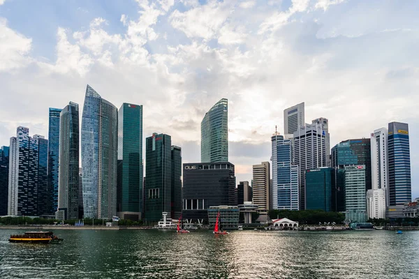 Singapur Cityscape Edificio financiero con Dramatic Cloud — Foto de Stock