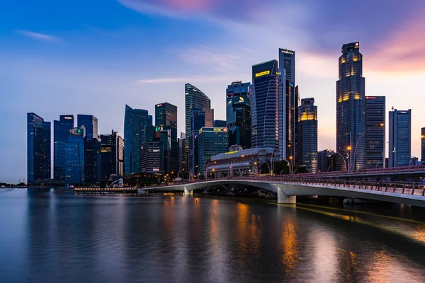 Vista nocturna del horizonte de Singapur y del distrito financiero iluminado — Foto de Stock