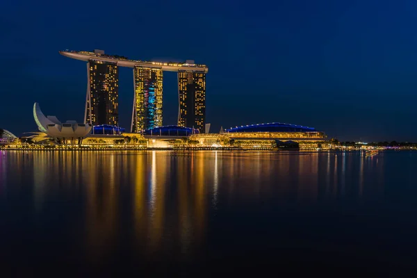 Marina Bay Sands Hotel gece sahne ışıklı aydınlatma ile — Stok fotoğraf