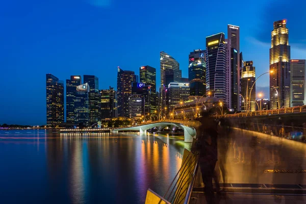 Vista nocturna del horizonte de Singapur y del distrito financiero iluminado — Foto de Stock