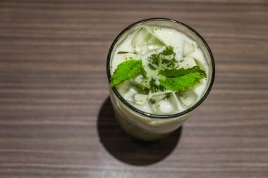 Buzlu yeşil çay kahve ve bir bardak taze nane