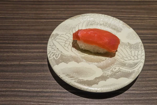 Sushi de atum de Otoro, prato branco de comida japonesa em mesa de madeira — Fotografia de Stock