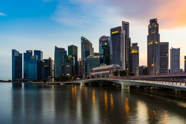 Singapur manzarası ve ışıklı finans bölgesine gece görünümü,