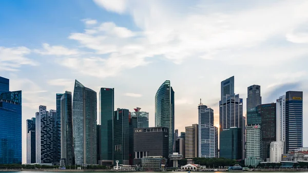 Singapur Cityscape Edificio financiero con Dramatic Cloud en Ma — Foto de Stock