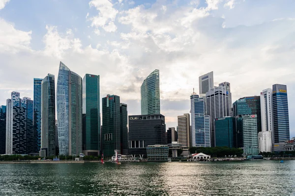 Singapur Cityscape Edificio financiero con Dramatic Cloud en Ma — Foto de Stock