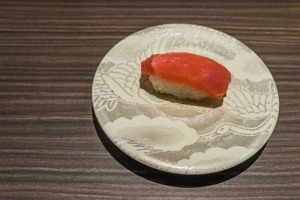 Sushi de atum de Otoro, prato branco de comida japonesa em mesa de madeira — Fotografia de Stock