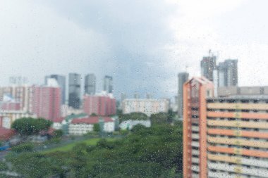 Pencere, yağmurlu bir gün ve daire kentsel olay yerinde yağmur damlaları