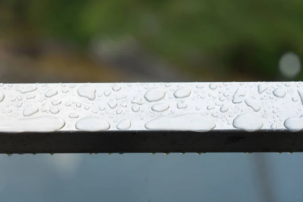 Gotas de chuva na varanda de vidro, dia chuvoso — Fotografia de Stock