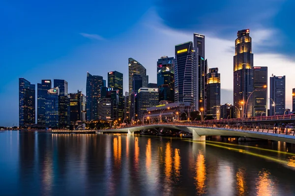 Vista nocturna del horizonte de Singapur y del distrito financiero iluminado , — Foto de Stock