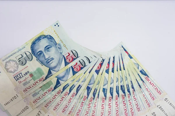 Singapur Doları, beyaz arka plan üzerinde banknot Singapur izole