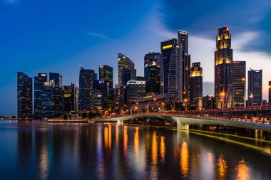 Singapur manzarası ve ışıklı finans bölgesine gece görünümü,