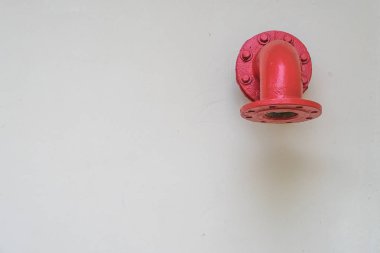 Beyaz duvar üzerinde kırmızı metal boru