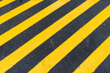 Asfalt arka çapraz siyah ve sarı uyarı şerit ile