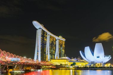 Marina Bay Sands Hotel gece sahne ışıklı aydınlatma ile