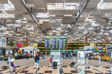 Singapur Changi Havalimanı'na gidiş salonu ziyaret edenler dolaşmak
