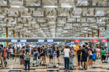 Singapur Changi Havalimanı'na gidiş salonu ziyaret edenler dolaşmak
