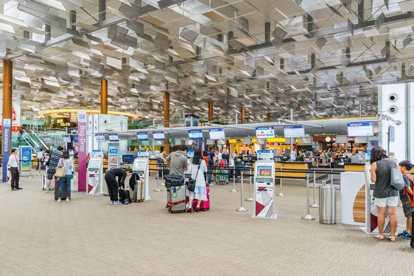 Passeggiata dei visitatori intorno alla Partenza Hall in Changi Aeroporto Singapore — Foto Stock