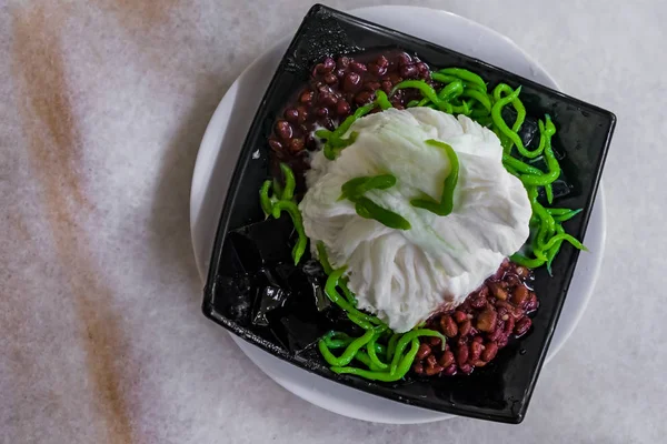 Geleneksel Singapur soğuk tatlı Chendol üst görünümü olarak adlandırılır