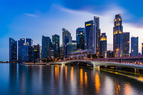 Vista nocturna del horizonte de Singapur y del distrito financiero iluminado , — Foto de Stock