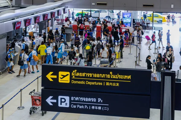 Visitors walk around Departure Hall in Don Muang International A — Stock Photo, Image