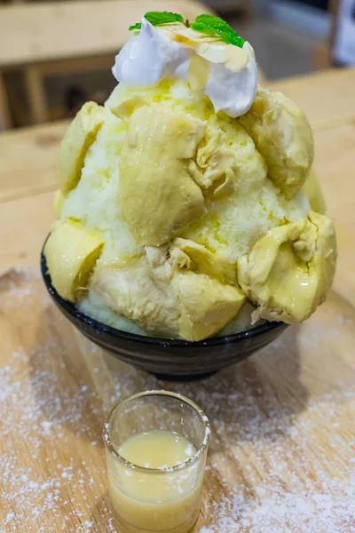 Yoğunlaştırılmış süt ile Bingsu Durian dondurma ile servis
