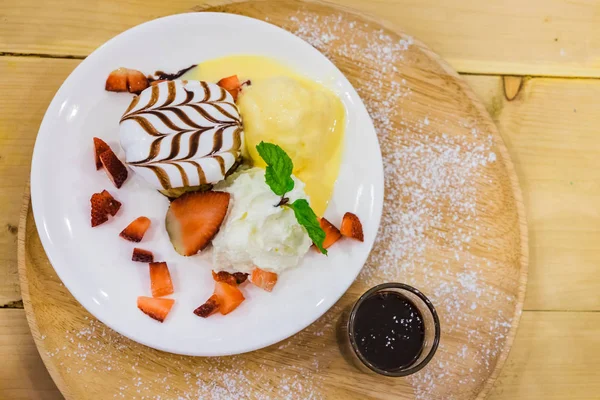 딸기와 바닐라 아이스 크림을 초콜릿 팬케이크 — 스톡 사진