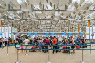 Singapur Changi Havalimanı'na gidiş salonu ziyaret edenler dolaşmak
