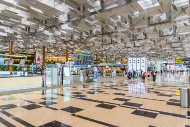 Singapur Changi Havalimanı'na gidiş salonu ziyaret edenler dolaşmak
