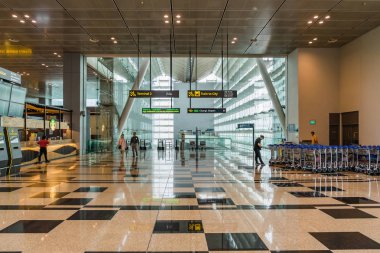 Singapur Changi Havaalanı içine Mrt tren ziyaretçi yürüme