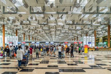 Singapur Changi Havalimanı'na gidiş salonu ziyaret edenler dolaşmak