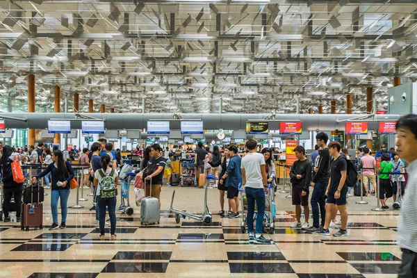Singapur Changi Havalimanı'na gidiş salonu ziyaret edenler dolaşmak