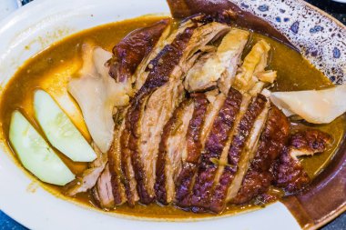 Kızarmış ördek sosu ile beyaz tabakta porsiyon dilimlenmiş