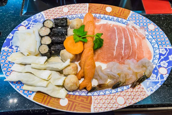 Sukiyaki sau Shabu set și legume amestecate în farfurie — Fotografie, imagine de stoc
