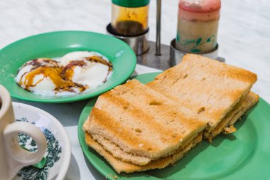 Singapur kahvaltı Kaya tost, kahve ekmek ve yarı haşlanmış yumurta