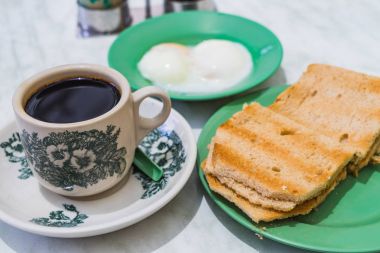 Singapur kahvaltı Kaya tost, kahve ekmek ve yarı haşlanmış yumurta