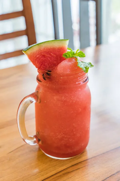 Glas Wassermelonen-Smoothie mit Minze und Stück Wassermelone — Stockfoto