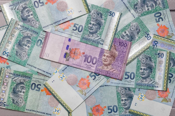 Малазийская ринггитовая валюта на фоне модели — стоковое фото