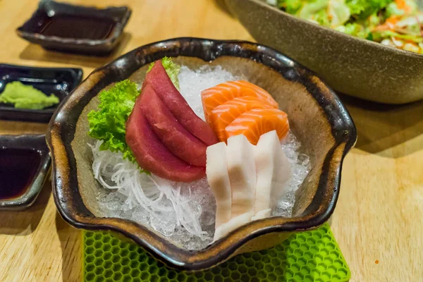 Cibo giapponese fresco affettato Sashimi set, Hirame Salmon e Tonno — Foto Stock