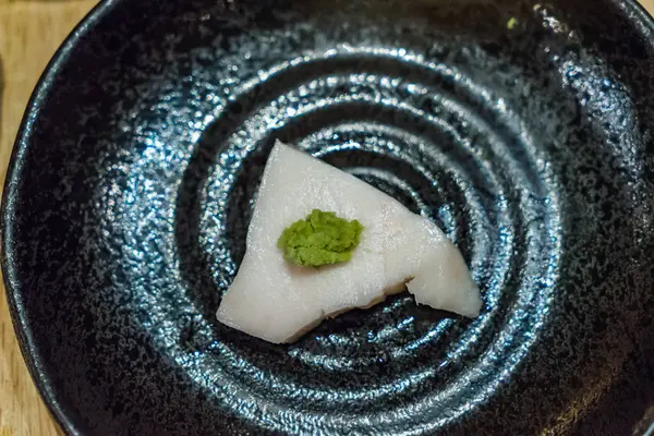 Japonês frutos do mar crus frescos Espadarte Sashimi em prato preto — Fotografia de Stock