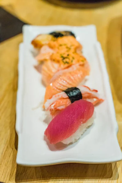 Set premium de sushi Hamachi, somon, toro pe placa de piatră albă — Fotografie, imagine de stoc