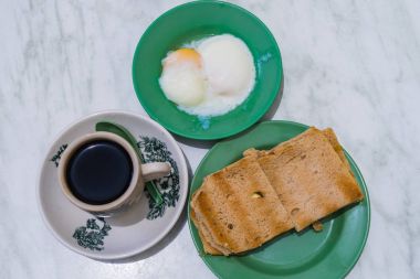 Singapur kahvaltı Kaya tost, kahve ekmek ve yarı haşlanmış yumurta