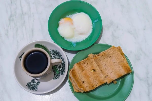 Singapur kahvaltı Kaya tost, kahve ekmek ve yarı haşlanmış yumurta