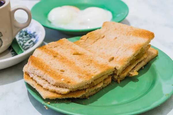 Singapur kahvaltı Kaya tost, kahve ekmek ve yarı haşlanmış yumurta