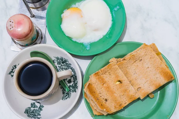 Singapore Frühstück kaya Toast, Kaffee Brot und halb gekochtes Ei — Stockfoto