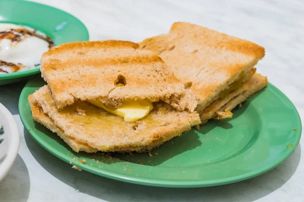 Singapur kahvaltı Kaya tost, kahve ekmek ve yarı haşlanmış yumurta