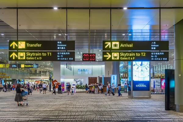 Singapur Changi Havalimanı'na gidiş salonu ziyaret edenler dolaşmak